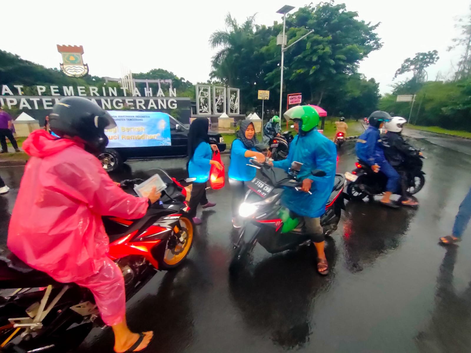 Luar Biasa, Istri Wartawan di Tangerang Berbagi Takjil di Tengah Hujan